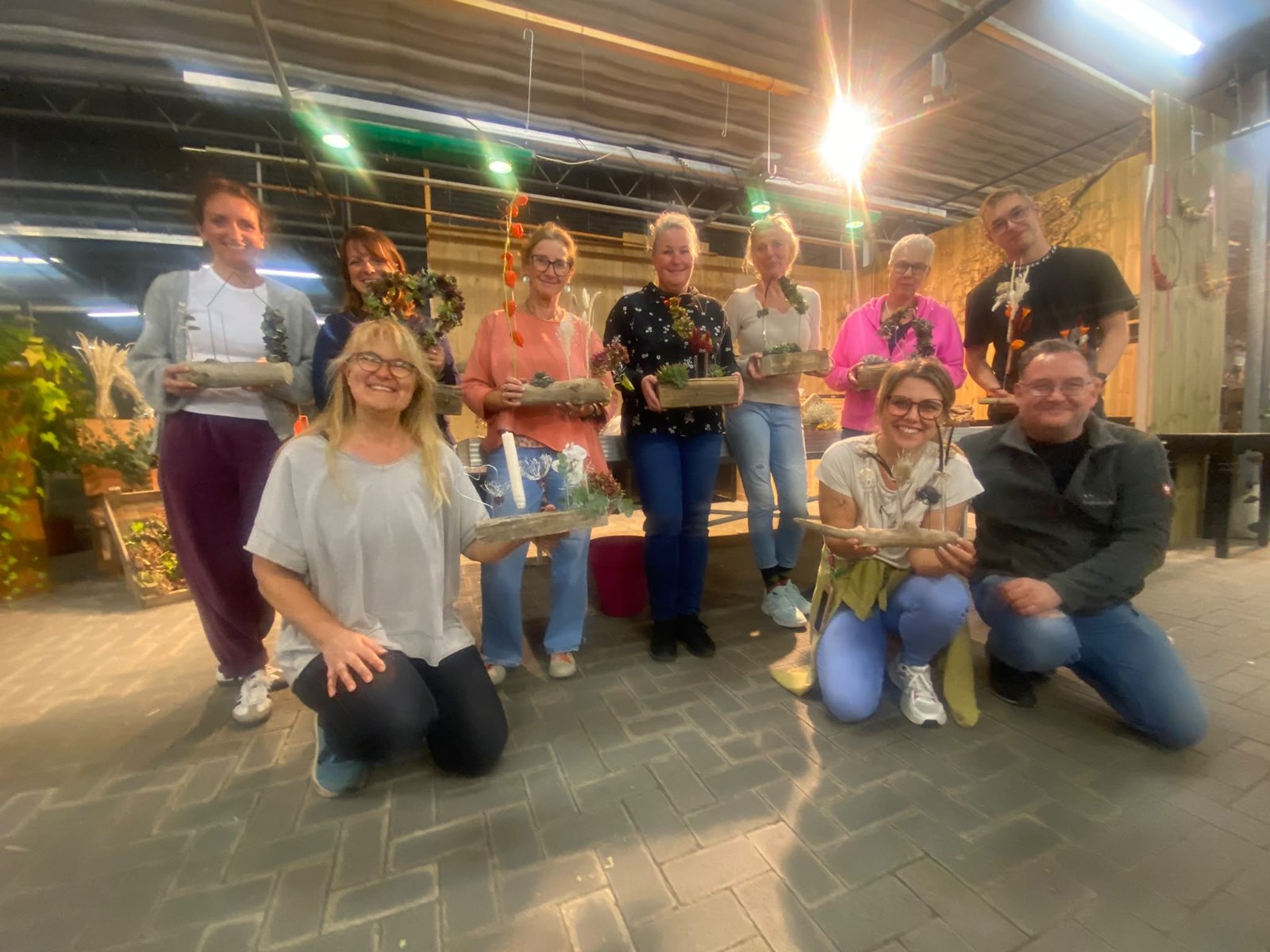 Gruppenfoto der Teilnehmenden mit ihren fertigen Unikaten