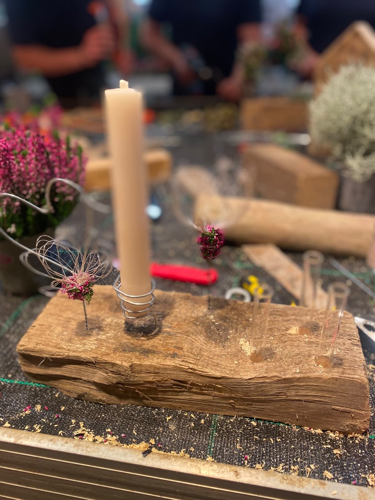 Kerzenhalter aus altem Holz mit Draht und Heide